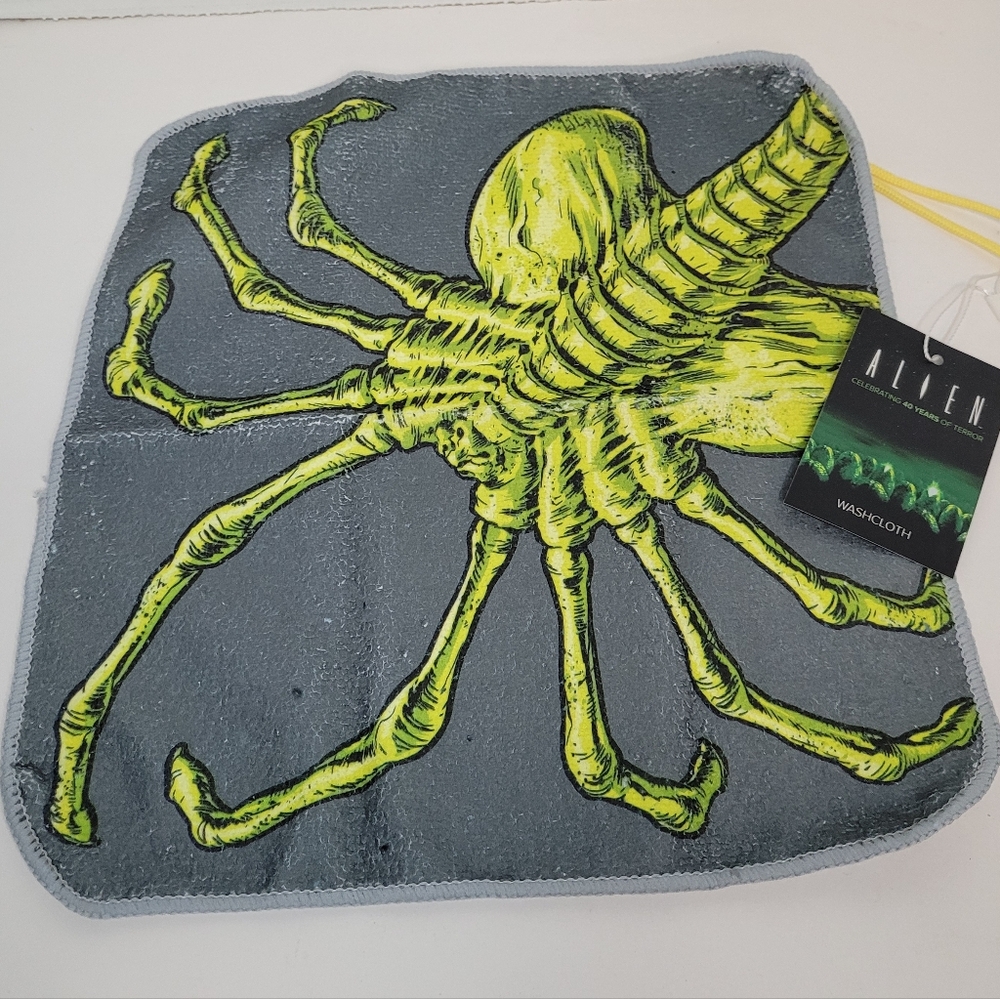 Rare Lootcrate Alien Facehugger Washcloth Gray and Yellow NWT